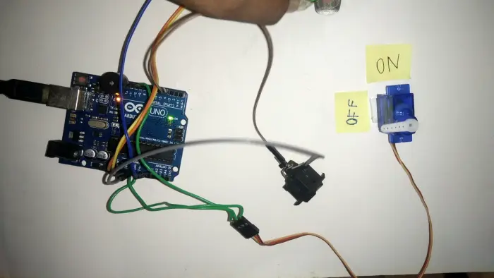 Gas safety prototype: Arduino wired to a servo that turns a knob